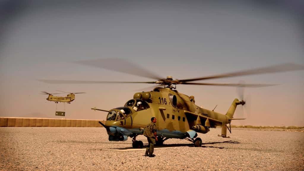 Вертолет Ми-35 военной авиации Афганистана на аэродроме Кандагар. На заднем плане американский грузовой «Чинук». Обращает на себя внимание хорошее техническое состояние машины